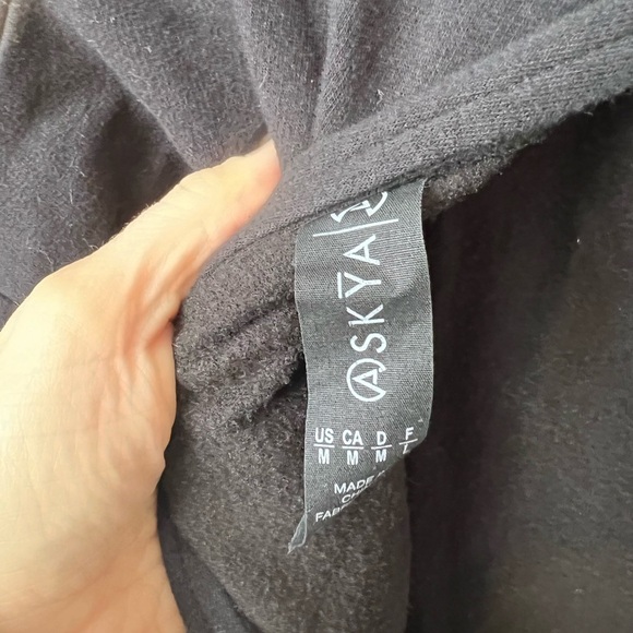 Askya Women’s Black Athleisure Open Back Sweatshirt Size M - Picture 4 of 5
